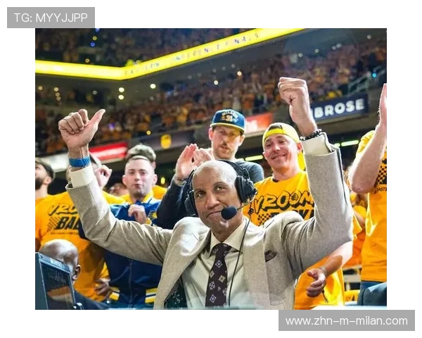 传奇球星回归主场，观众全体起立致敬